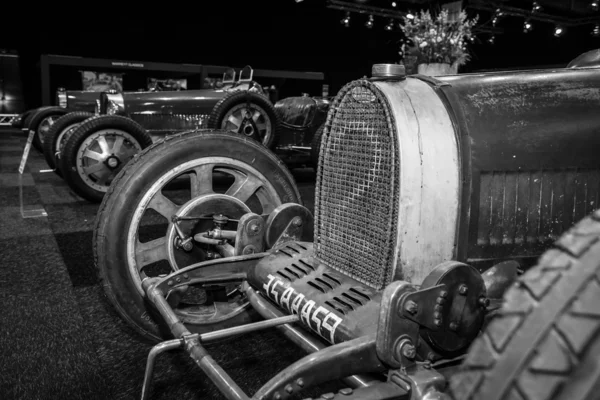 Racing Cars Bugatti Type 35, 37, 54 standing in a row. Black and white — Stock Photo, Image