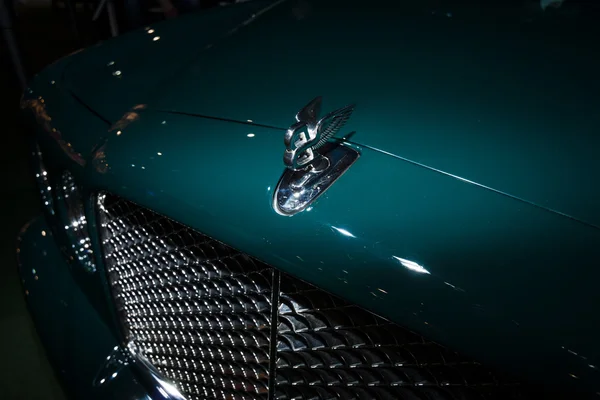 フルサイズ高級車ベントレー ・ アルナージのフードの装飾 — ストック写真
