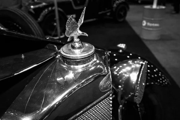 Hood ornament of a sports car Sunbeam 30 HP 90, 1927. — Stock Photo, Image