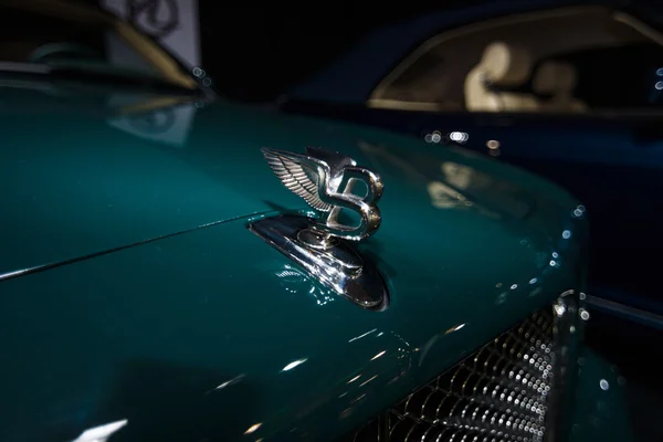 Hood ornament van een full-size luxeauto Bentley Arnage. — Stockfoto