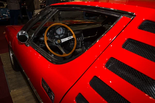 Cabina de un coche deportivo Alfa Romeo Montreal . — Foto de Stock