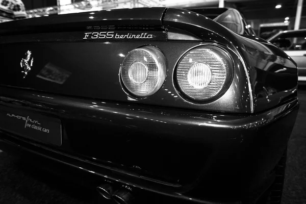 Işıklar bir spor araba Ferrari F355 Berlinetta durdurmak — Stok fotoğraf