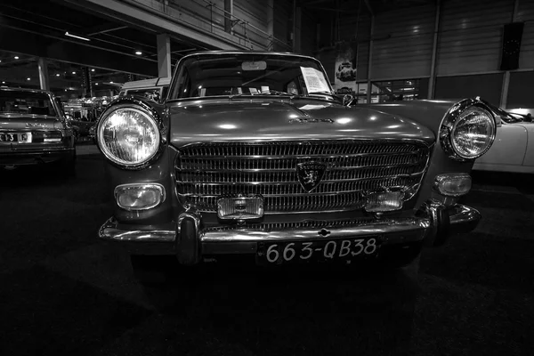 Velké rodinné auto Peugeot 404, stylizovaný Pininfarina — Stock fotografie