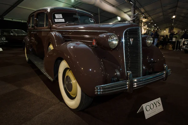 Full-size luxury car Cadillac Fleetwood Series 70 — Stock Photo, Image