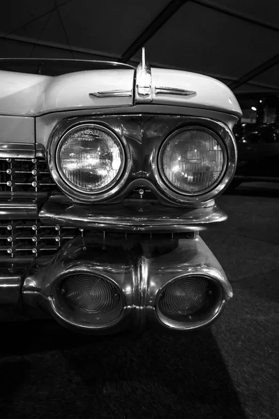 Reflektor z pełnowymiarowym luksusowym samochodzie Cadillac Fleetwood serii 75, 1959 — Zdjęcie stockowe