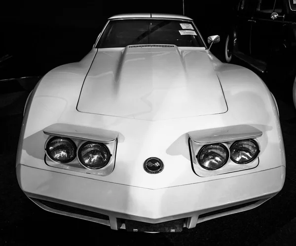 Sports car Chevrolet Corvette (C3) Stingray. Black and white — Stock Photo, Image