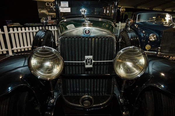 Parrilla del radiador y faros de un viejo Cadillac 341-A Fleetwood, 1929 — Foto de Stock