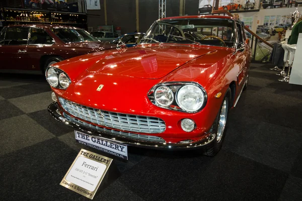 Sport autó Ferrari 330gt 2 plusz 2 "Átmeneti", 1965 — Stock Fotó