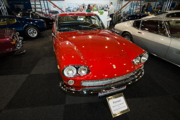 スポーツ車フェラーリ 330gt 2 プラス 2「暫定的に」、1965 — ストック写真