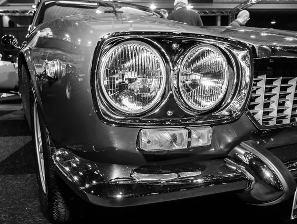 汽车前照灯的跑车玛莎拉蒂墨西哥 4.2 (经济部智慧财产局 Am112)，1972 — 图库照片