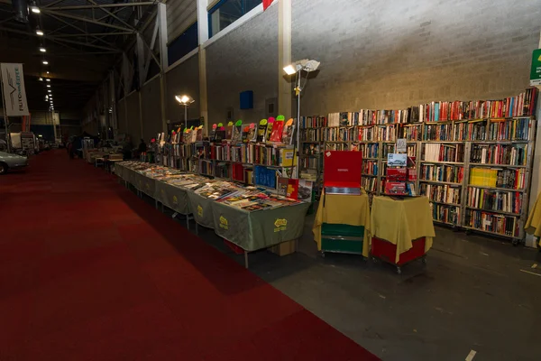 Pavilhão da Exposição. Venda de literatura especializada em reparação e manutenção de veículos — Fotografia de Stock