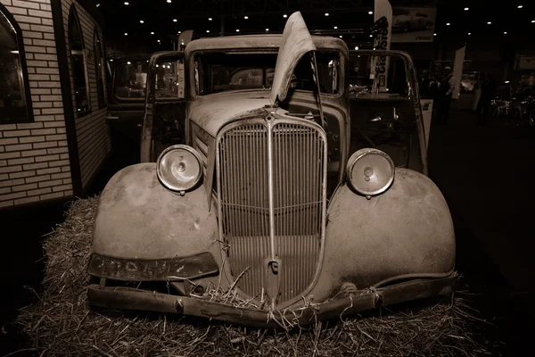 Rusty body of a compact car Renault Monaquatre, 1934 — Stock Photo, Image