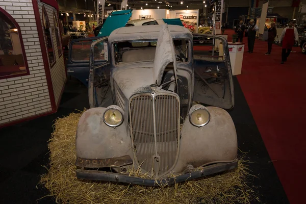 Rusty body of a compact car Renault Monaquatre, 1934. — Stock Photo, Image