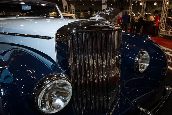 Adorno de capucha de un salón deportivo británico de dos puertas Jaguar Mk IV 3,5 litros Drop Head Coupe Vanden Plas, 1947 . — Foto de Stock