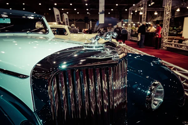 Motorhaubenschmuck einer britischen zweitürigen Sportlimousine Jaguar mk iv 3,5 l Fallkopfcoupé vanden plas, 1947. — Stockfoto