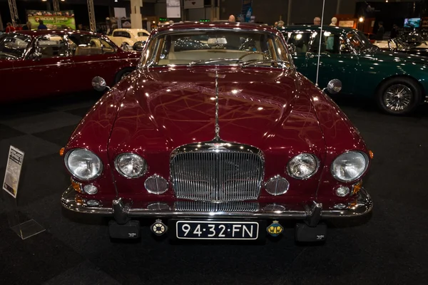 Un saloon sportif Jaguar 420G-Mark X, 1968 — Photo