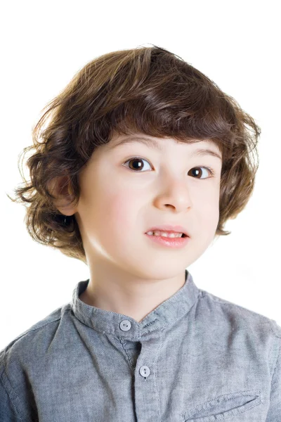 Retrato de um menino com um olhar doloroso. Fundo branco . — Fotografia de Stock