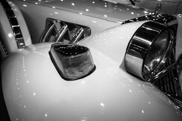 Fragment of a wedding limousine, neo-classic car Cmc Tiffany, built based on modern cars Ford. Black and white. — Stock Photo, Image