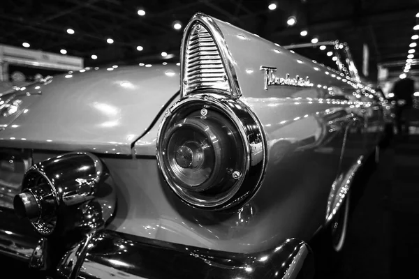 Een stoplight voor een persoonlijke luxeauto Ford Thunderbird (eerste generatie), 1955 — Stockfoto