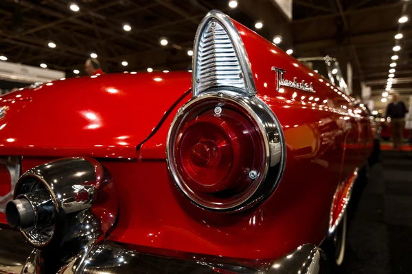 Un semáforo de un coche de lujo personal Ford Thunderbird (primera generación), 1955 — Foto de Stock