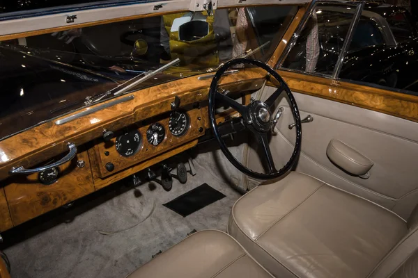 Cabine de um carro de luxo em tamanho real Bentley Mark VI, Park Ward Foursome Coupe, 1950 — Fotografia de Stock