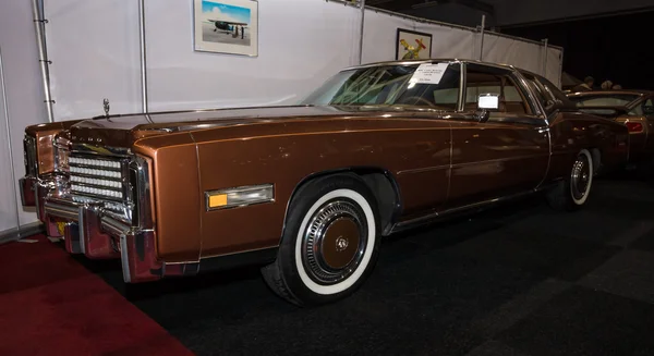 Полноразмерный личный автомобиль класса люкс Cadillac Eldorado Biaro, 1976 г. — стоковое фото