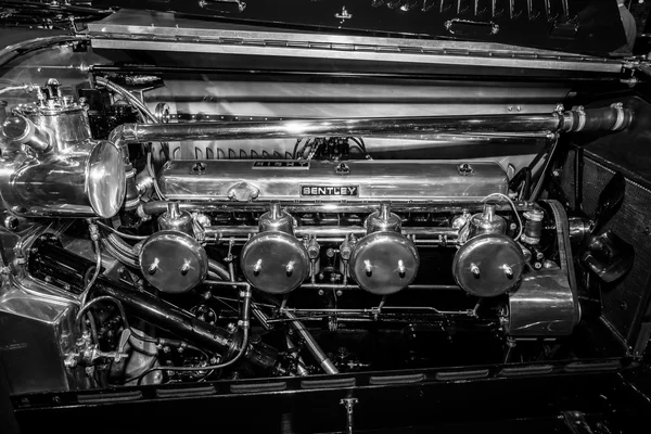 Двигатель гоночного автомобиля Bentley, около 1920 - 1930 годов. Черное и белое . — стоковое фото