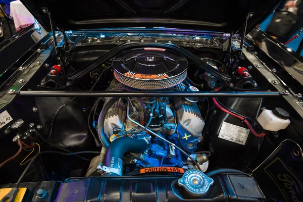 引擎 V8 4700cc (289cui Hipo) 的福特野马谢尔比 350gt 在原始照明，1966年. — 图库照片