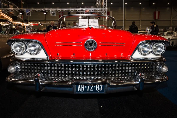 Une voiture pleine grandeur Buick Century Riviera convertible, 1958 — Photo