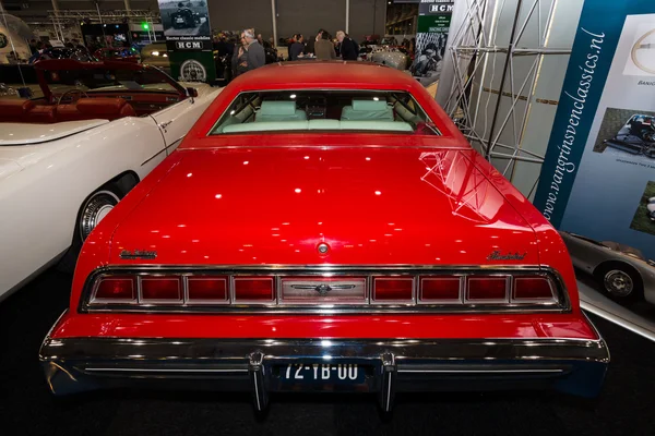 Um grande cupê de luxo pessoal Ford Thunderbird (sexta geração), 1976. Vista traseira . — Fotografia de Stock