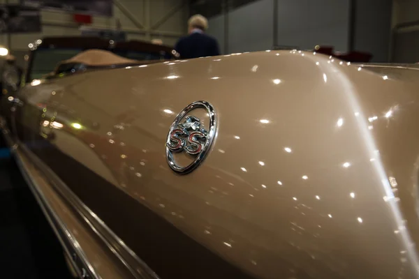 The emblem of the Chevrolet Impala SS Convertible, 1963 — Stock Photo, Image