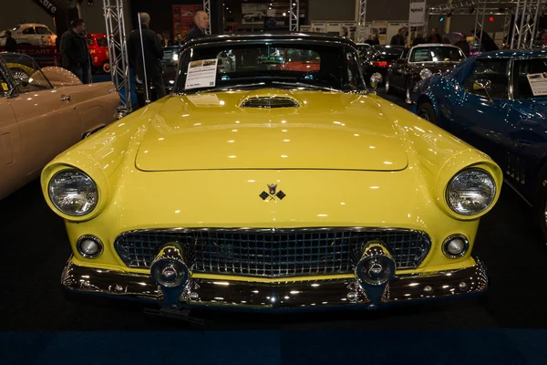 Une voiture de luxe personnelle Ford Thunderbird (première génération), 1955 — Photo