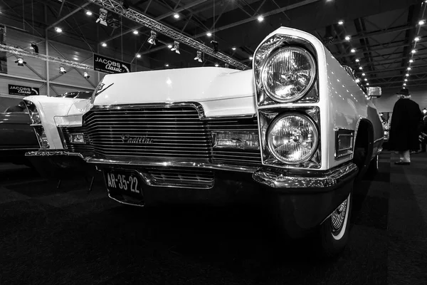 フルサイズ高級車キャデラック 60 特別 (九代) の詳細。黒と白 — ストック写真
