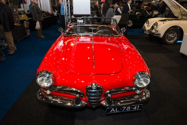 Kompaktní vůz Alfa Romeo Giulietta Spider, karoserií Pininfarina. — Stock fotografie