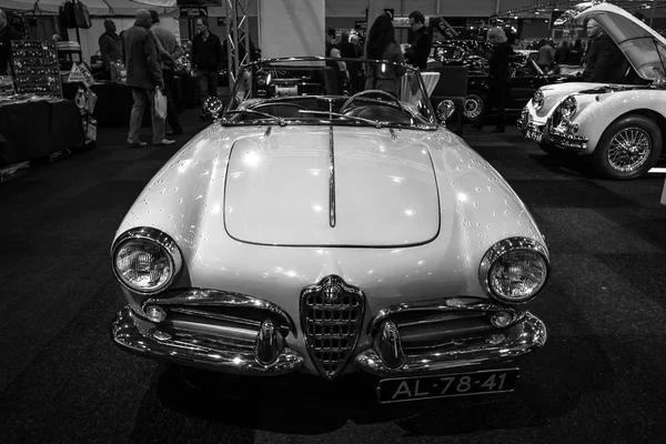 Compact car Alfa Romeo Giulietta Spider, bodywork by Pininfarina. — Stock Photo, Image