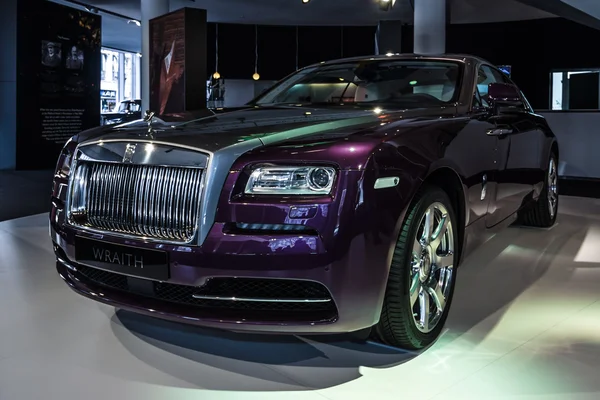 Salle d'exposition. Voiture pleine grandeur Rolls-Royce Wraith (2013 ). — Photo