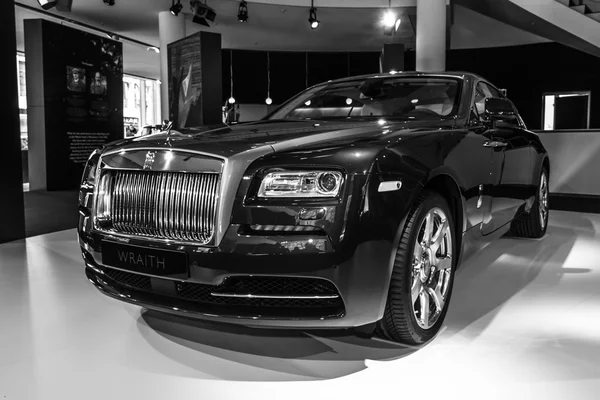 Sala de exposición. Auto de tamaño completo Rolls-Royce Wraith (2013). Blanco y negro . —  Fotos de Stock