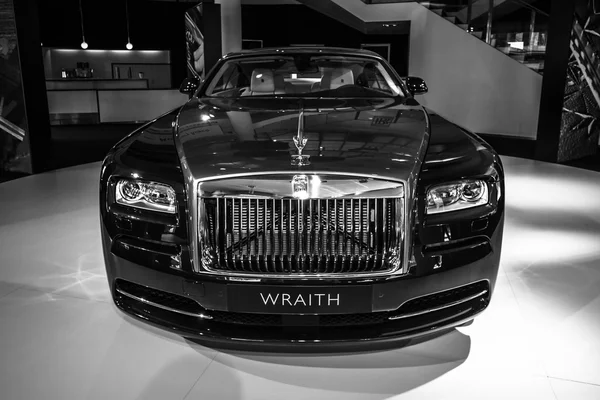 В салон. Полноразмерный автомобиль Rolls-Royce Wraith (2013). Черное и белое . — стоковое фото