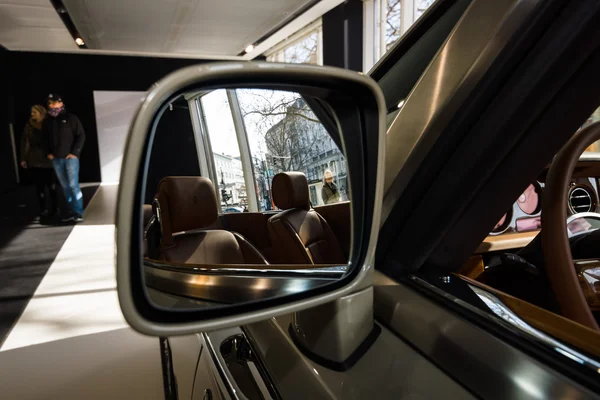 Sala de espetáculos. Espelhos retrovisores de um carro de luxo Rolls-Royce Fantasma Drophead Coupe . — Fotografia de Stock