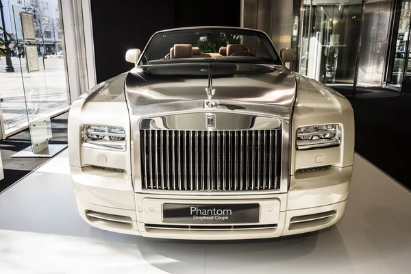 Sala de espetáculos. Luxo carro Rolls-Royce Fantasma Drophead Coupe . — Fotografia de Stock