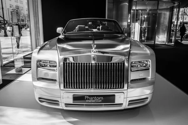 Showroom. Lyxbil Rolls-Royce Phantom Drophead Coupe. Svart och vitt. — Stockfoto