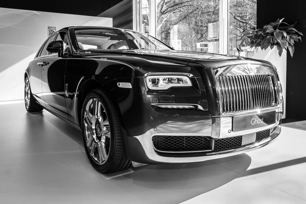 Sala de exposición. Coche de lujo de tamaño completo Rolls-Royce Ghost. Blanco y negro — Foto de Stock