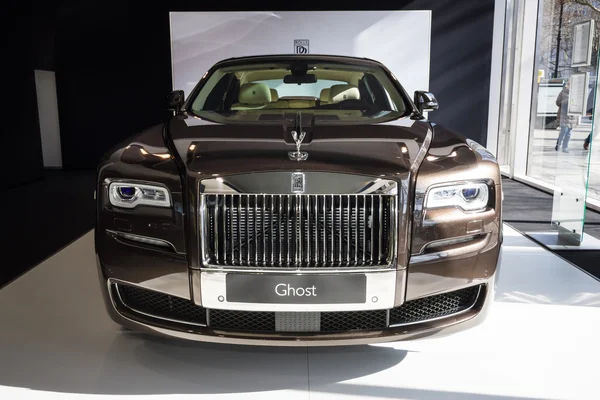 Salle d'exposition. Voiture de luxe pleine grandeur Rolls-Royce Ghost . — Photo