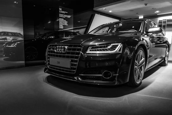 Sala de espetáculos. Carro de luxo de tamanho completo Audi S8. Preto e branco . — Fotografia de Stock