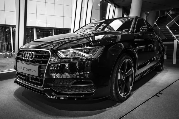 Salle d'exposition. Voiture de fonction compacte Audi A3 1.8 T quattro. Noir et blanc — Photo