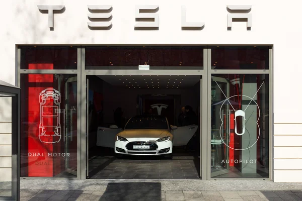 Салон компании Tesla Motors на Курфюрстендаме. Берлин — стоковое фото