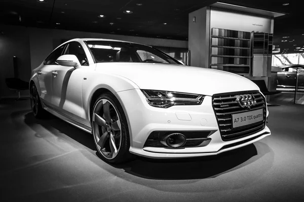 Salon wystawowy. Wykonawczy luksusowych samochodów średniej wielkości samochodów Audi A7 3.0 Tdi quattro (2014). Czarno-białe — Zdjęcie stockowe
