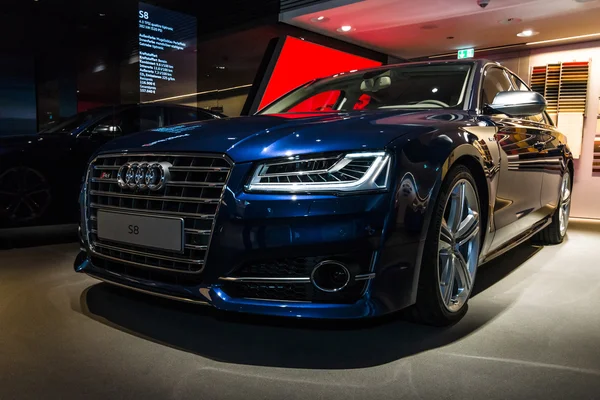 Sala de espetáculos. Carro de luxo de tamanho completo Audi S8 . — Fotografia de Stock
