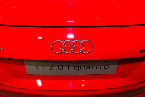 Salle d'exposition. Emblème d'une voiture de sport Audi TT 2.0 T quattro (2014 ). — Photo