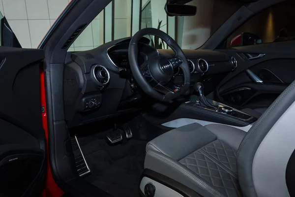 Salon wystawowy. Kabina samochodu sportowego Audi Tt 2.0 T Quattro (2014). — Zdjęcie stockowe